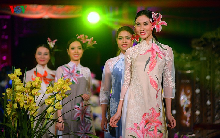 Soirée des ao dai au Temple de la Littérature - ảnh 21